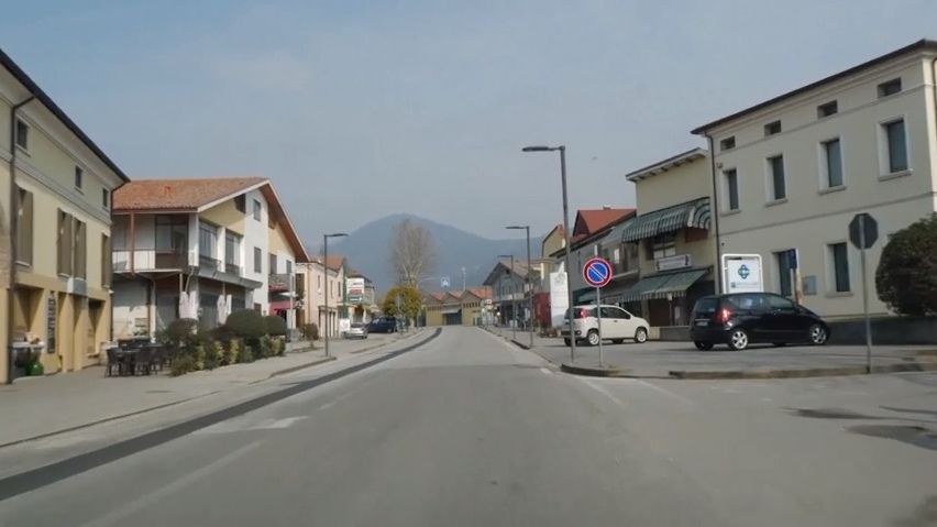 Prázdné ulice, hlídky u vjezdu. Záběry z uzavřeného italského města